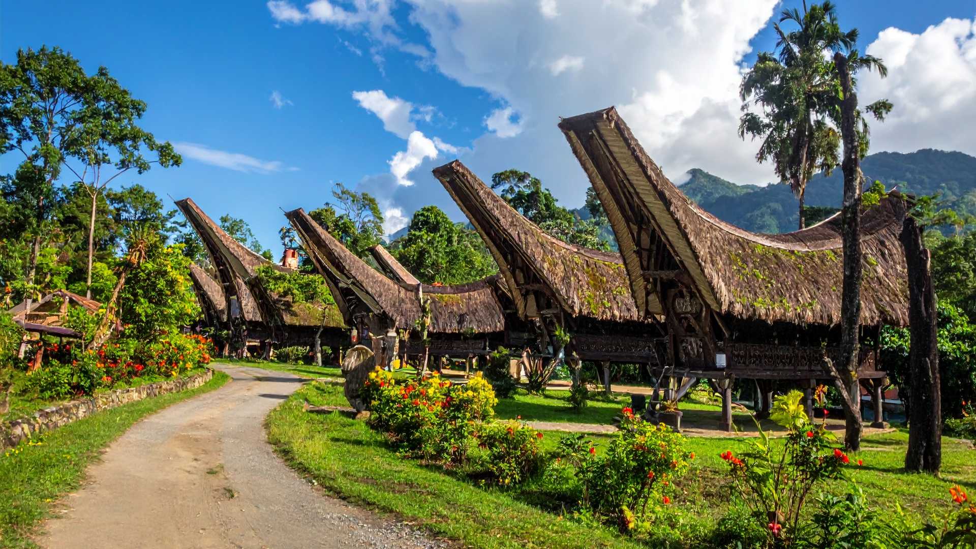 Bentuk Rumah Adat di Indonesia dan Cerita di Baliknya